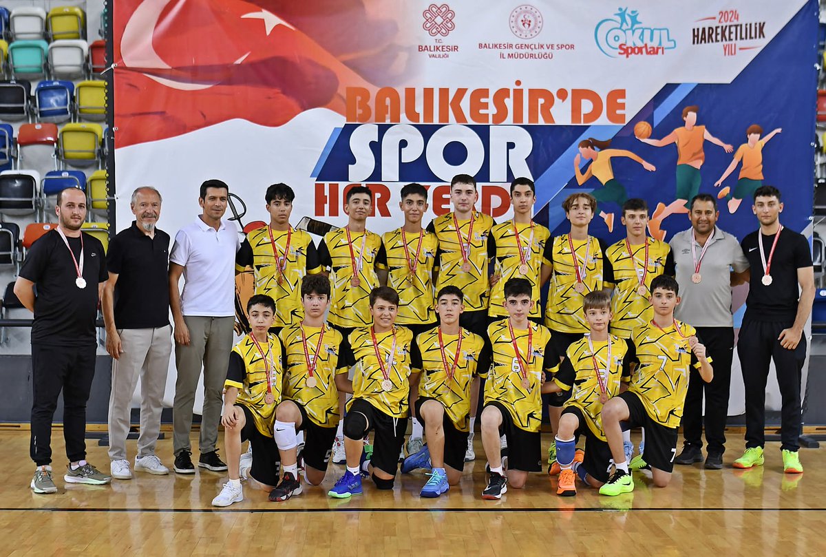 GSB_Manisa's tweet photo. 🏐 Balıkesir’de düzenlenen Anadolu Yıldızlar Ligi Voleybol 2. Etap Grup Müsabakaları’nda mücadele eden Manisa İl Karması Erkek Takımımız, grubunu lider tamamlayarak Türkiye Finalleri’ne katılmaya hak kazandı. Sporcularımızı ve antrenörlerimizi tebrik ediyor, Türkiye Finalleri’nde başarılar diliyoruz. 👏