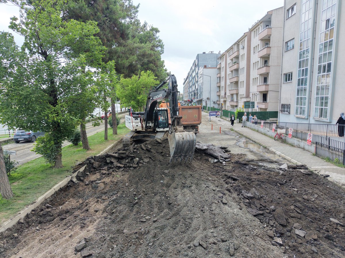 samsunbsb's tweet photo. 📍Çarşamba ilçemizde yol çalışmalarımıza başladık. 🚧🛣️

📌 Büyükşehir Belediyesi olarak, SASKİ aracılığıyla gerçekleştirdiğimiz yaklaşık 300 milyon TL tutarındaki yatırımla ilçemizin kanalizasyon ve yağmur suyu altyapısını baştan sona yeniledik.

Şimdi ise hemşehrilerimizin mağduriyet yaşamaması için, bir yandan ihale sürecini sürdürürken diğer yandan kendi ekip ve imkânlarımızla yol çalışmalarına başladık.

Altyapısı güçlü, yolları güvenli ve konforlu bir Çarşamba için çalışmalarımıza aralıksız devam ediyoruz.