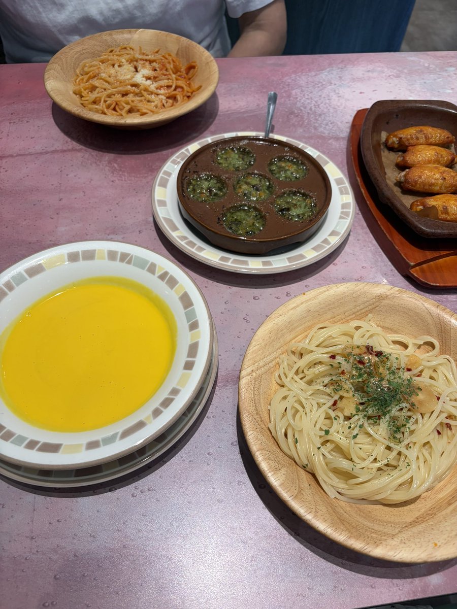 amnos_TnRk's tweet photo. 煙ちゃんと煙厨オススメのサイゼ堪能してきた‼️
冷たいスープ初体験だったけどめっちゃ美味しかった😽
ペペロンチーノにエスカルゴ乗っけた‼️
教えてくれてありがとう‼️‼️‼️
(急遽行ったけ煙ちゃんグッズ忘れたの後悔😿)

@alcohol_enn https://t.co/esg0VOOhjO