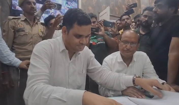 bstvlive's tweet photo. जालौन : SDM न्यायिक रिंकू सिंह ने किया निरीक्षण

➡नगर पालिका के निरीक्षण, ईओ से झड़प
➡भ्रष्टाचार मामले की जांच कर रहे थे SDM
➡डीएम से सभासदों ने की थी धांधली की शिकायत
➡कई कर्मचारी कमरों का ताला डालकर फरार
➡दस्तावेज व कम्यूटर अभिलेखों की जांच पड़ताल
➡उरई नगर पालिका परिषद का मामला

#Jalaun #UttarPradesh @dmJalaun
