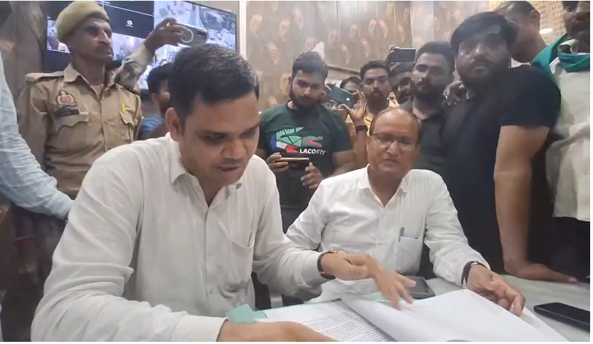 bstvlive's tweet photo. जालौन : SDM न्यायिक रिंकू सिंह ने किया निरीक्षण

➡नगर पालिका के निरीक्षण, ईओ से झड़प
➡भ्रष्टाचार मामले की जांच कर रहे थे SDM
➡डीएम से सभासदों ने की थी धांधली की शिकायत
➡कई कर्मचारी कमरों का ताला डालकर फरार
➡दस्तावेज व कम्यूटर अभिलेखों की जांच पड़ताल
➡उरई नगर पालिका परिषद का मामला

#Jalaun #UttarPradesh @dmJalaun