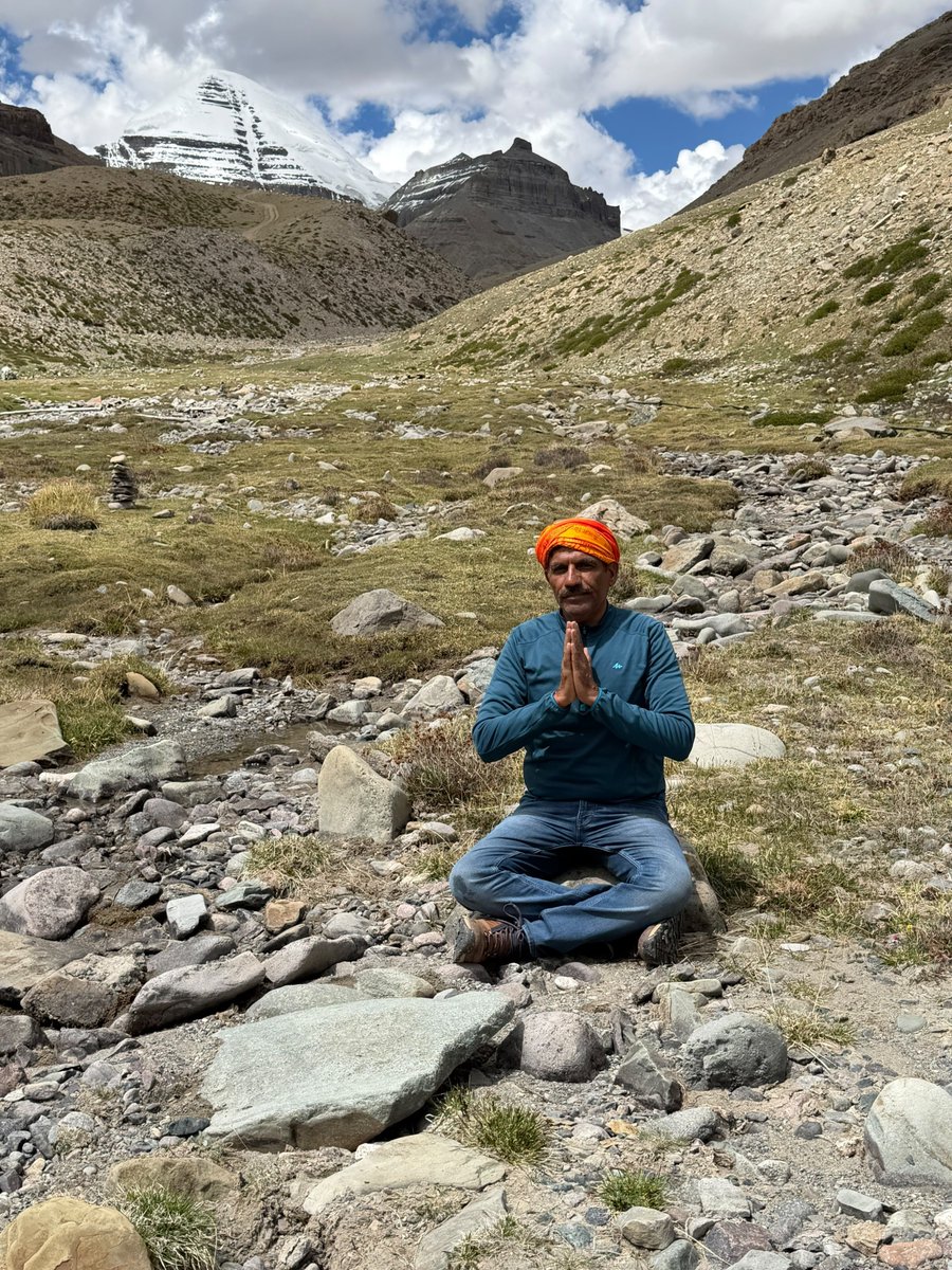 jaypalrathore's tweet photo. आप लोग भी कैलाशनाथ जी के दर्शन कर लीजिये 🙏.

#kailashmansarovar 
#Bholenath https://t.co/qHFK6Xy9Vt