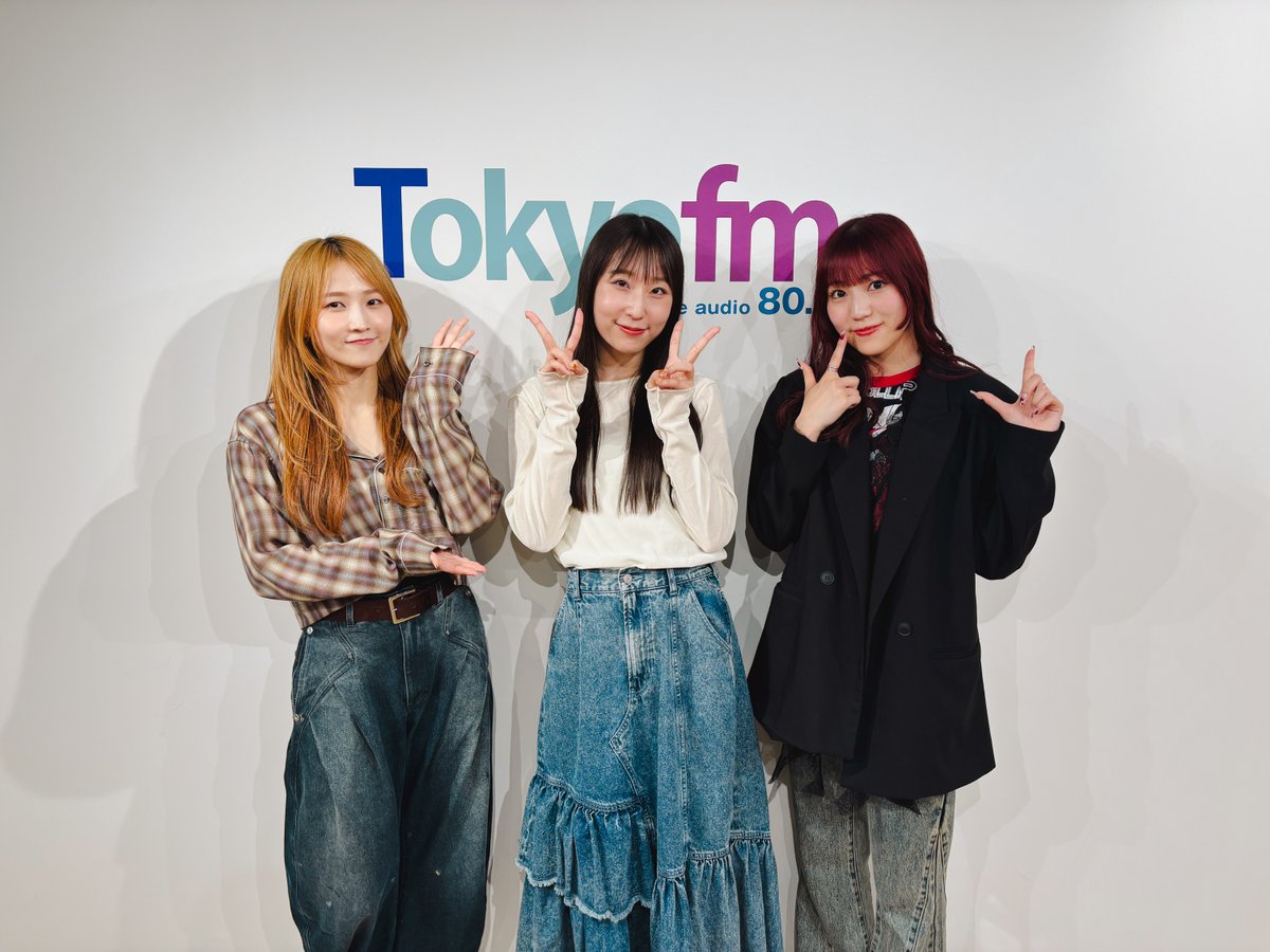 mybestcom's tweet photo. 明日9:30からは #鞘師里保 のライフアップ・チョイス supported by マイベスト！

8月は、Juice=Juice（@JuiceJuice_uf）から段原瑠々さんと松永里愛さんをゲストにお迎えしてお届けします🥤🥤

鞘師さんをずっと憧れの先輩として挙げている、歌でもダンスでもJuice=Juiceを率いるリーダー段原瑠々さん🧡
鞘師さんとの再会で、どんなお話をされるのか楽しみです✨️

そして、類まれなるリズム感で、圧倒的なカリスマ性を発揮し続ける松永里愛さん💙
天才肌ながら努力家という共通点がある鞘師さんとは、初共演とのことでワクワクしますね💫

貴重な3shotも公開！
明日の #りほちょい もぜひお楽しみに☀️