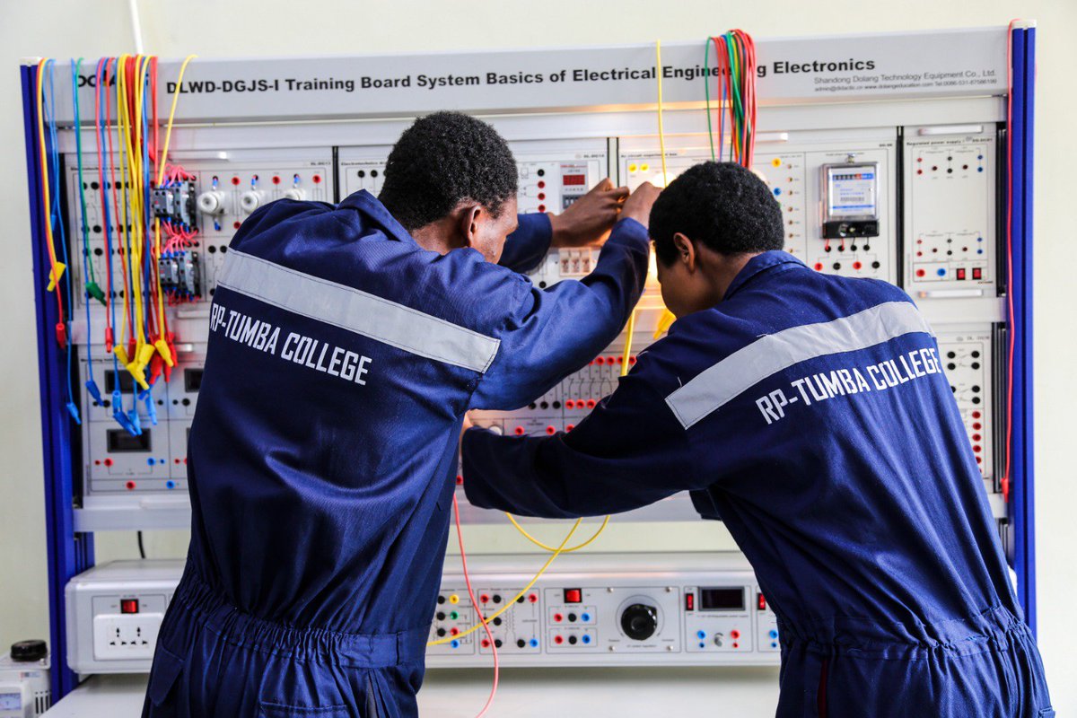 Tumba_College's tweet photo. The Mechatronics Technology Program @RwandaPolytec-Tumba College features modern, well-equipped laboratories &amp; workshops with state-of-the-art equipment. These advanced learning facilities provide students with extensive hands-on practical experience, https://t.co/clI13KMp7P