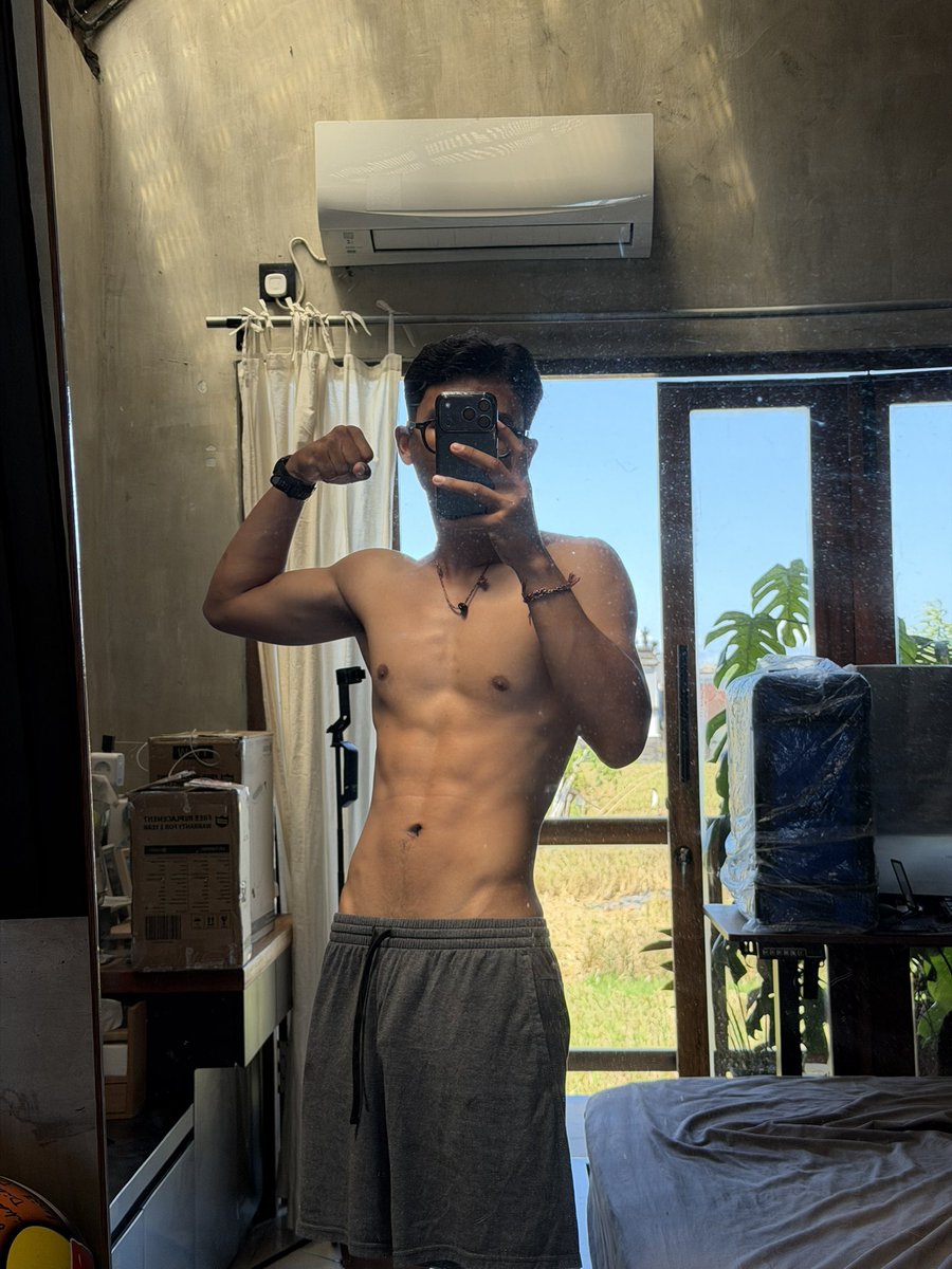 danskche's tweet photo. bicep nya masih 🤏🏼 https://t.co/xyfeWGxIbQ