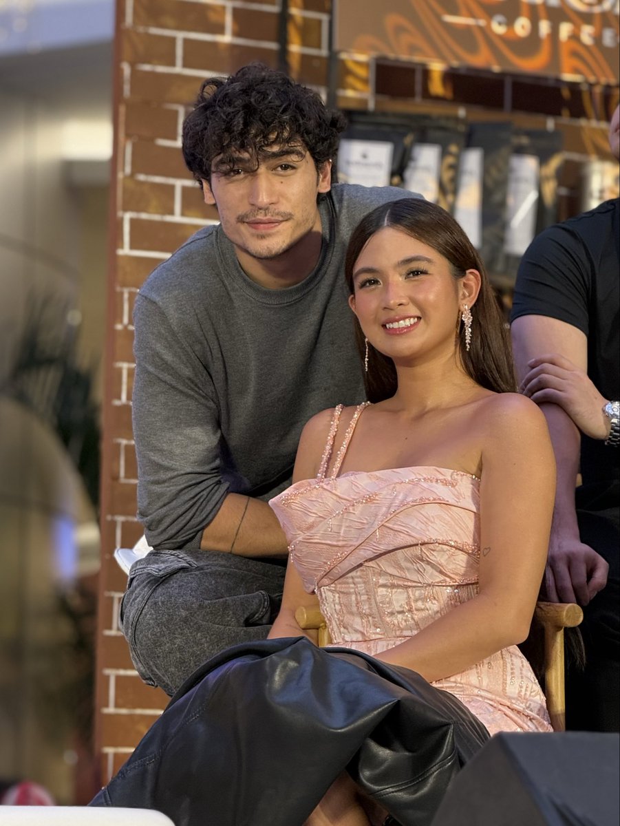 StudioVivaPH's tweet photo. Our #LuKal is here!! 💙 The unforgettable couple that we first loved from the first book of the University Series, The Rain in España—join the Grand Media Conference of OUR YESTERDAY’S ESCAPE.

Our Yesterday's Escape coming soon on Viva One.

#OurYesterdaysEscape
#OYE https://t.co/6WIYCzINNH