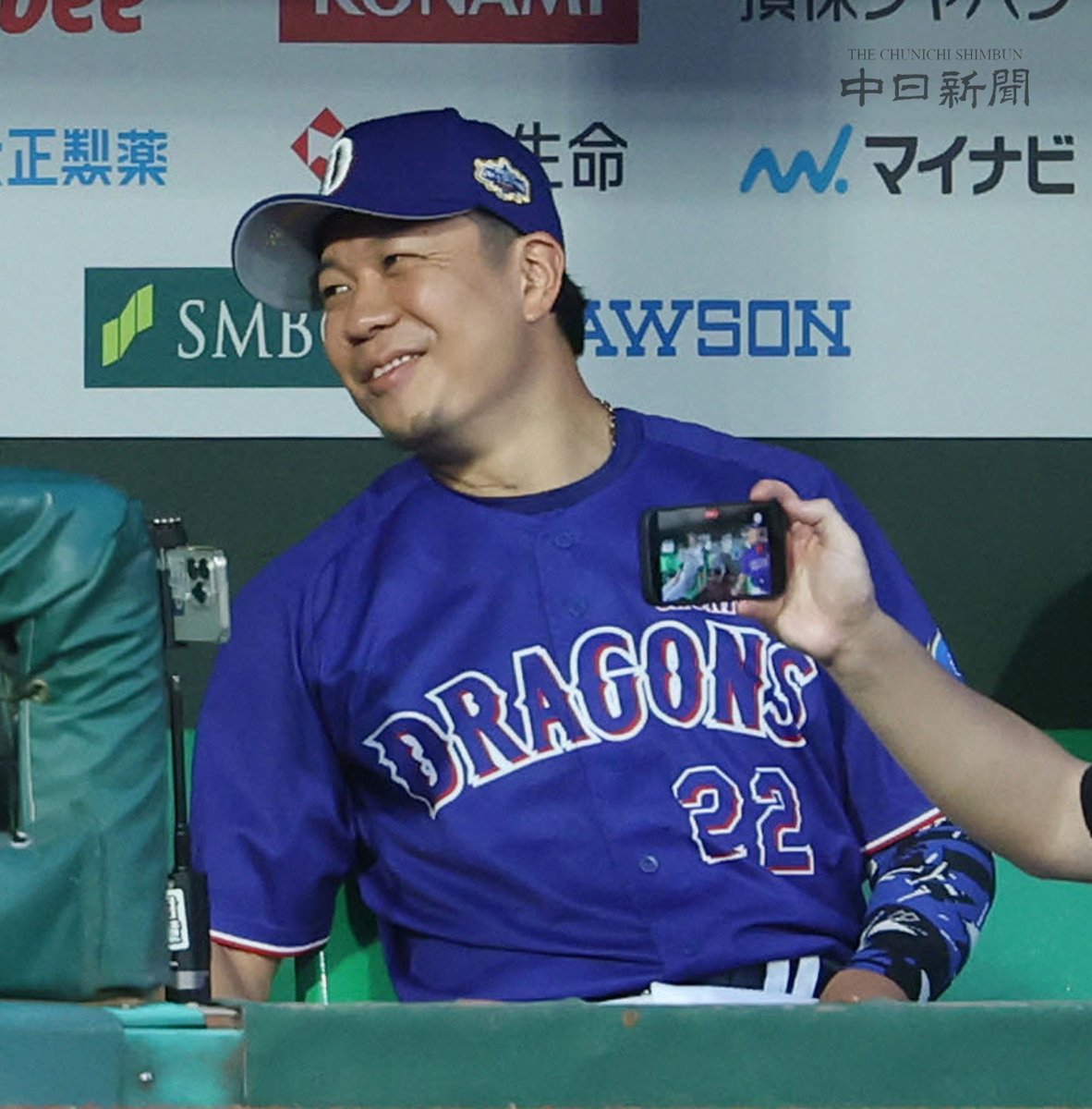 chunichiphoto's tweet photo. 【ドラゴンズ】ベンチで中日のユニホームを着た大野投手 #大野雄大 #中日新聞 #中日スポーツ https://t.co/B7e8M5xHXf
