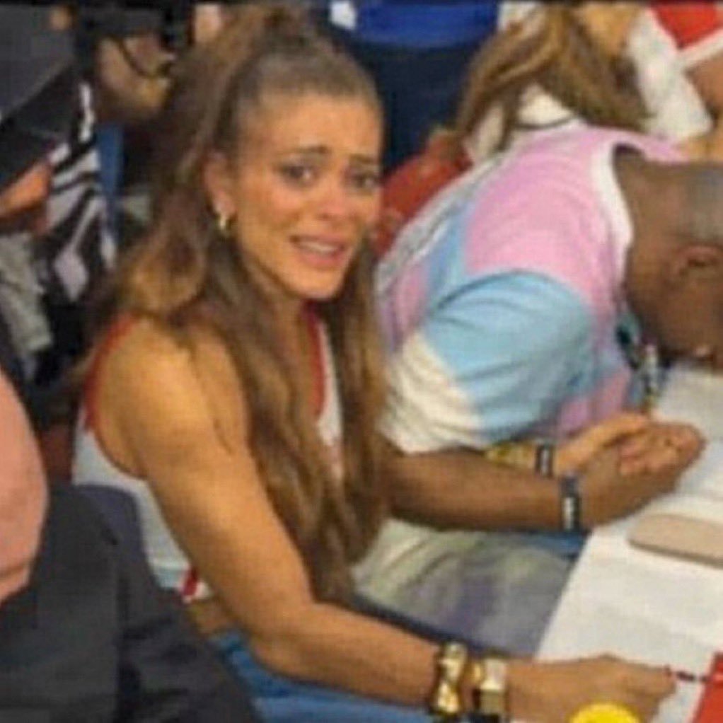 boletinhe's tweet photo. @jessie_mineira Não vai ter mais uma skin lendária? Decaiu hein, mas pelo menos vem ai bastabte cosinho azul kkkk que odio dessa mudança maldita https://t.co/BkiuLr4E1X