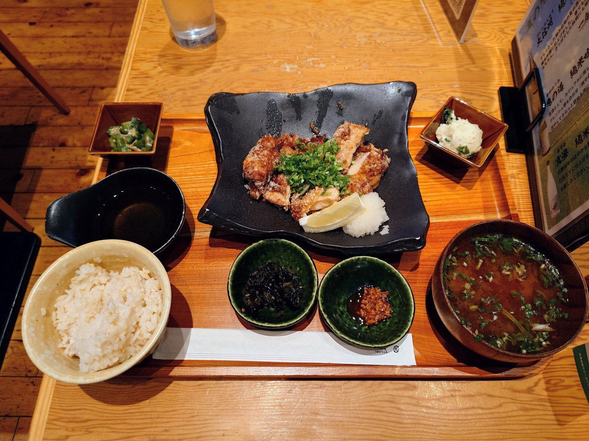 MudPieAmi's tweet photo. 夕ご飯は山賊焼の定食
長野に山賊焼っていう名物があるとは聴いてたけど食べたのは初めて
鶏モモを大きなまま醤油だれにつけて唐揚げにしたのが山賊焼ってことでいいんだろうか
🍺にも絶対に合う味だった https://t.co/LP6Bf6jiqx