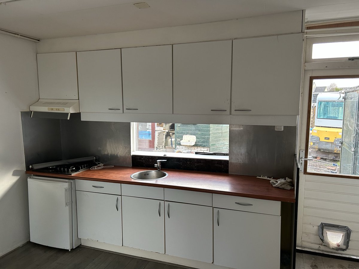 rasquert's tweet photo. De oude keuken en een hele steile trap waar je steeds je hoofd stoot https://t.co/9bM3dgIJaj