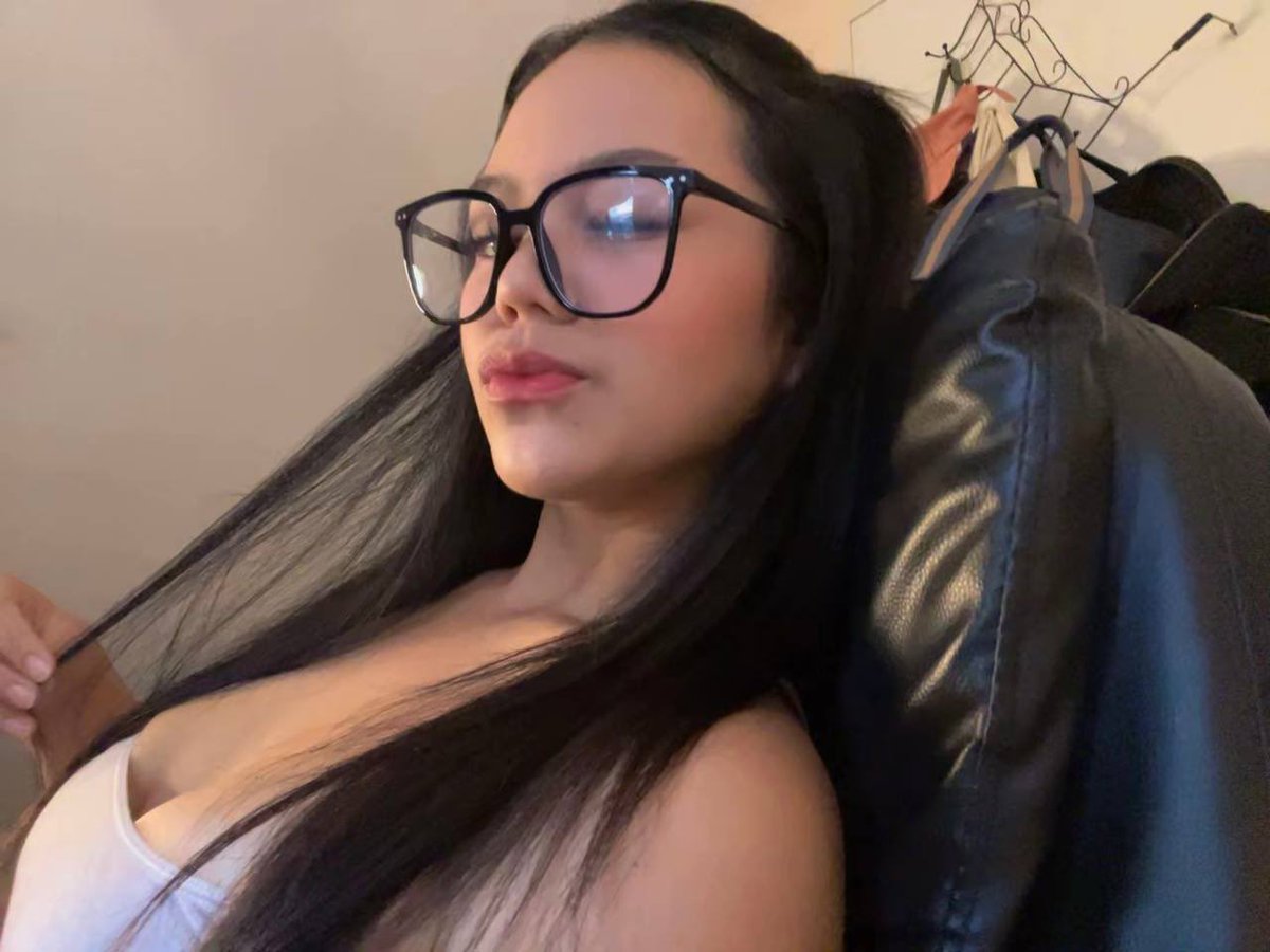 Scarletteblushx's tweet photo. mixed asian ur thing? https://t.co/y88xXR2PUd