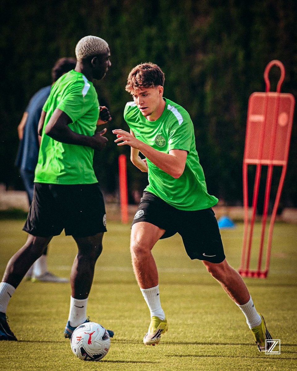 RoalzaSports's tweet photo. 𝐃𝐫𝐞𝐚𝐦 𝐛𝐢𝐠 💭⚔️ Alex Sánchez continúa el trabajo de pretemporada con el primer equipo del @elchecf 🟢⚪️ mejorando día a día y marcando su primer gol 🎯 en el amistoso disputado ayer contra el Al-Ain. ¡Seguimos, Alex! 🤜🏼🤛🏼 https://t.co/cGshlC8EdI