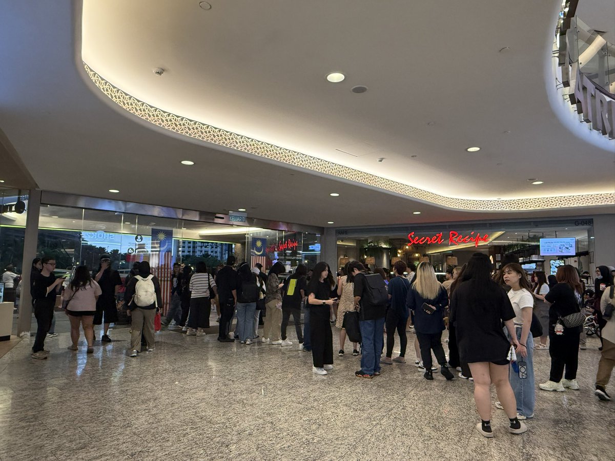 whymeowcute's tweet photo. People have started lining up at the entrance 😇😇😇😇

BABYYYY WE ARE ALL WAITING FOR YOUUUUUUUU 🤍🤍🤍🤍

#OrmKornnaphat‌ @ormmormm https://t.co/qYELJuL5He