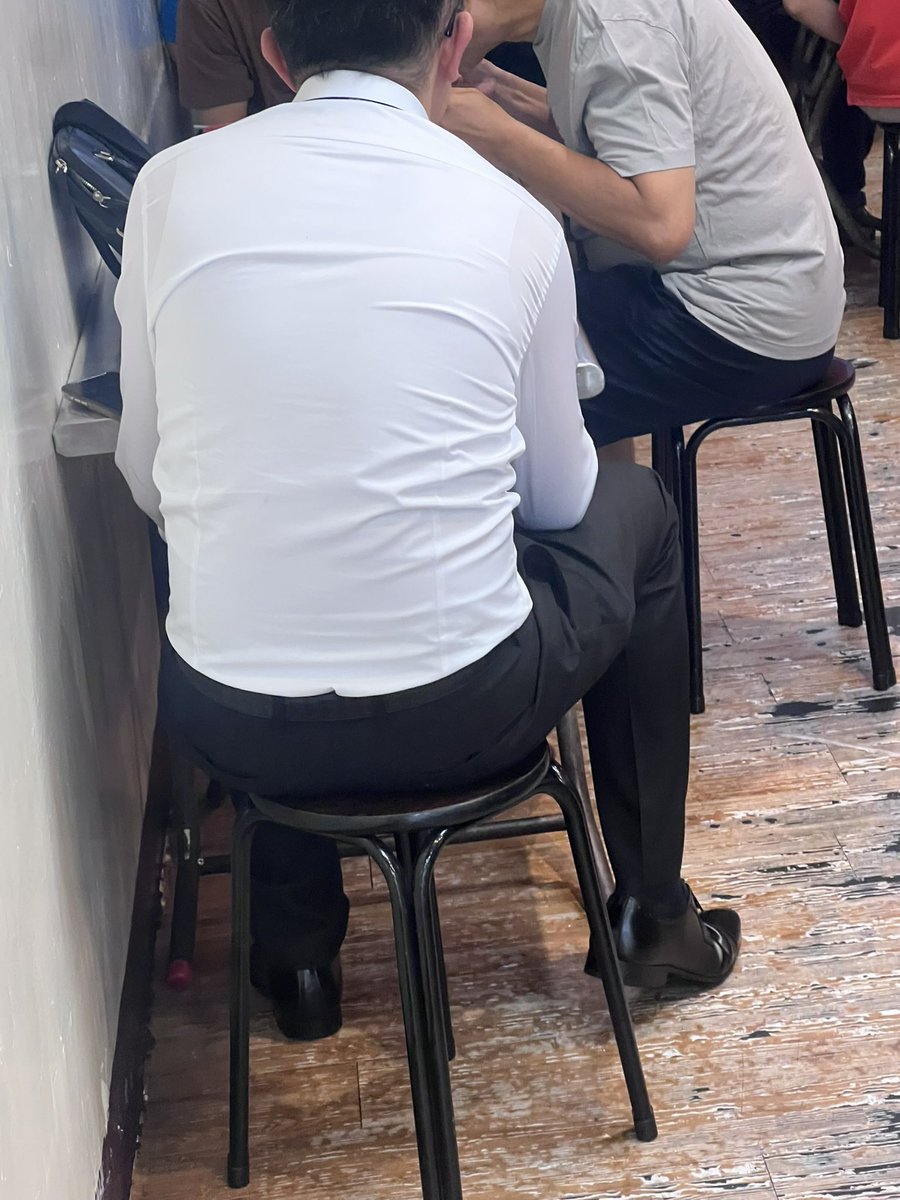 5weckI3GrFKy5cu's tweet photo. 西裝路邊街拍系列
午餐時間很多上班族跑出來覓食，看到西裝男的比例更好，喜歡白色襯衫+吊嘎背心，整個好性感的背影，加上襪子和皮鞋都是我的菜，願意為了他當狗狗蹲下來聞舔👅
#西裝 #西裝襪  #正裝襪 #正裝 #皮鞋 #黑襪 #藏青色 #紳士擦 https://t.co/c94N0eHZFY