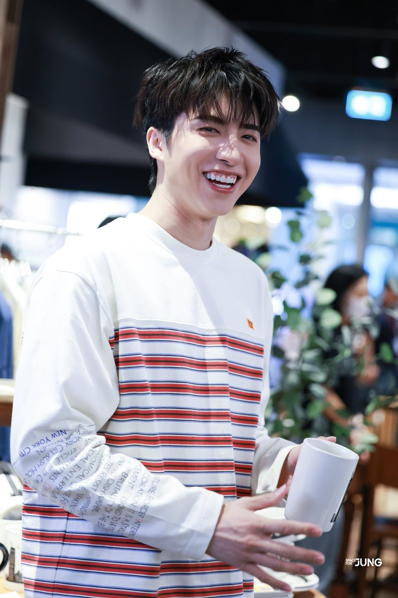 SpaceforJUNG's tweet photo. ฮีเลี้ยงน้ำฟค.100 แก้วได้นะ แต่ฮีเลือกที่จะ... 😅

JUNG CHECK IN FISHS EDDY   
#JUNG_PERSES 
#FishsEddyThailand 
#nikoandbangkok 
#PERSES_TH https://t.co/wVT5X2Odmx