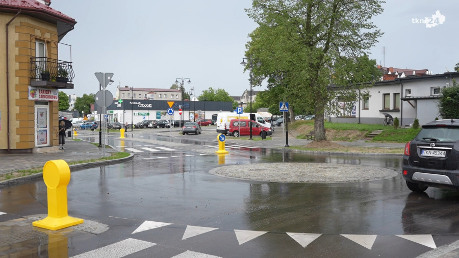 tkn24pl's tweet photo. Po remontach dróg, które prowadzone były na ulicach Spółdzielczej, Warszawskiej i Targowej w Końskich, wielu kierowców wciąż czuje się niepewnie. Wydział Dróg Gminnych dokonał zmian w organizacji ruchu, które mają usprawnić przemieszczanie się https://t.co/dV0PpQSMSI https://t.co/8hBPjZmzmJ