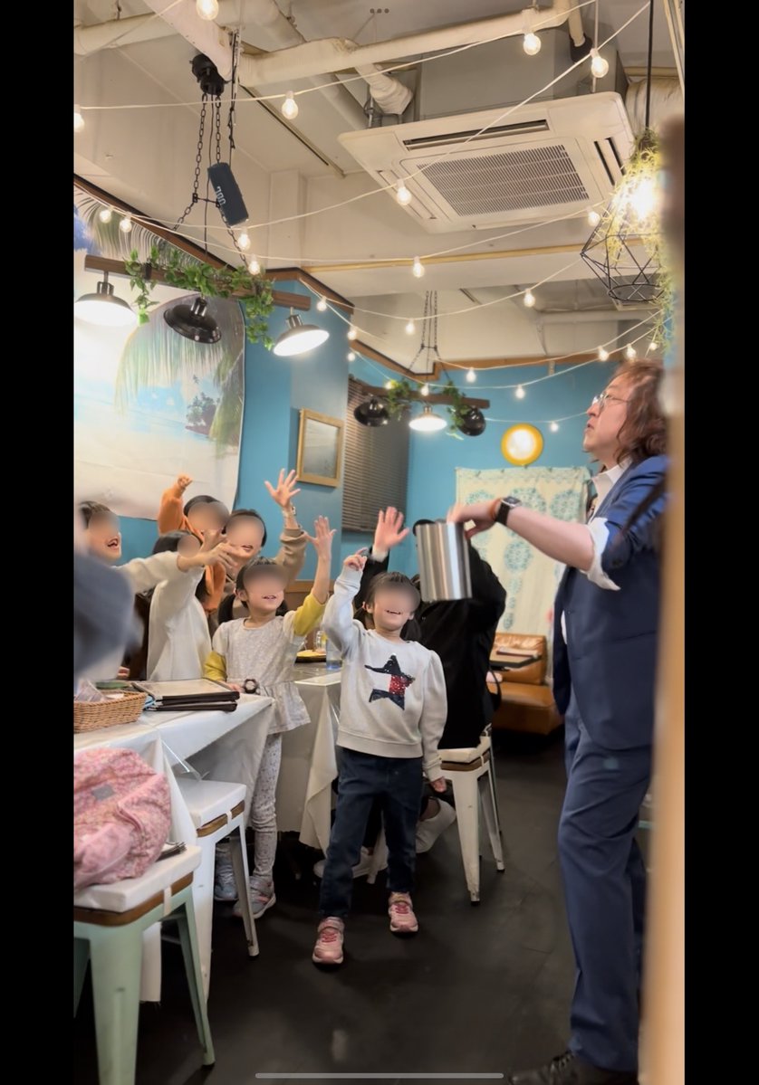 derienta0402's tweet photo. この数週間、「場づくり」について、毎日発信してきました。そして、あらためて思ったことがあります。

場づくりって、マジック教室や、イベントなどの私事だけの話じゃないんですよね。

家庭でも、職場でも、学校でも、初対面でも。

人が集まるところには、いつも「場」があります。

安心して話せる場。安心して挑戦できる場。

「また来たい。」そう思える場。

私はこれからも、実際に現場で感じたことを大切にしながら、そんな場づくりについて、少しずつ発信していきたいなと思っています