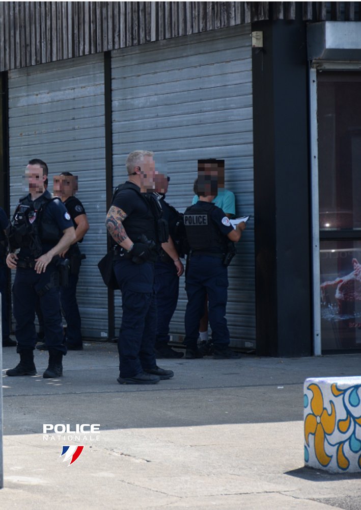 PoliceNat44's tweet photo. #ContreLesTrafics | Pour la sécurité quotidienne des habitants de #Rezé, nous continuons d’occuper le terrain avec le renfort de la #CRS82 , fouille d’immeubles et contrôle des individus dans les halls et les points de deal.
Nous ne relâcherons pas la pression sur les délinquants https://t.co/sBZtxdQRcl