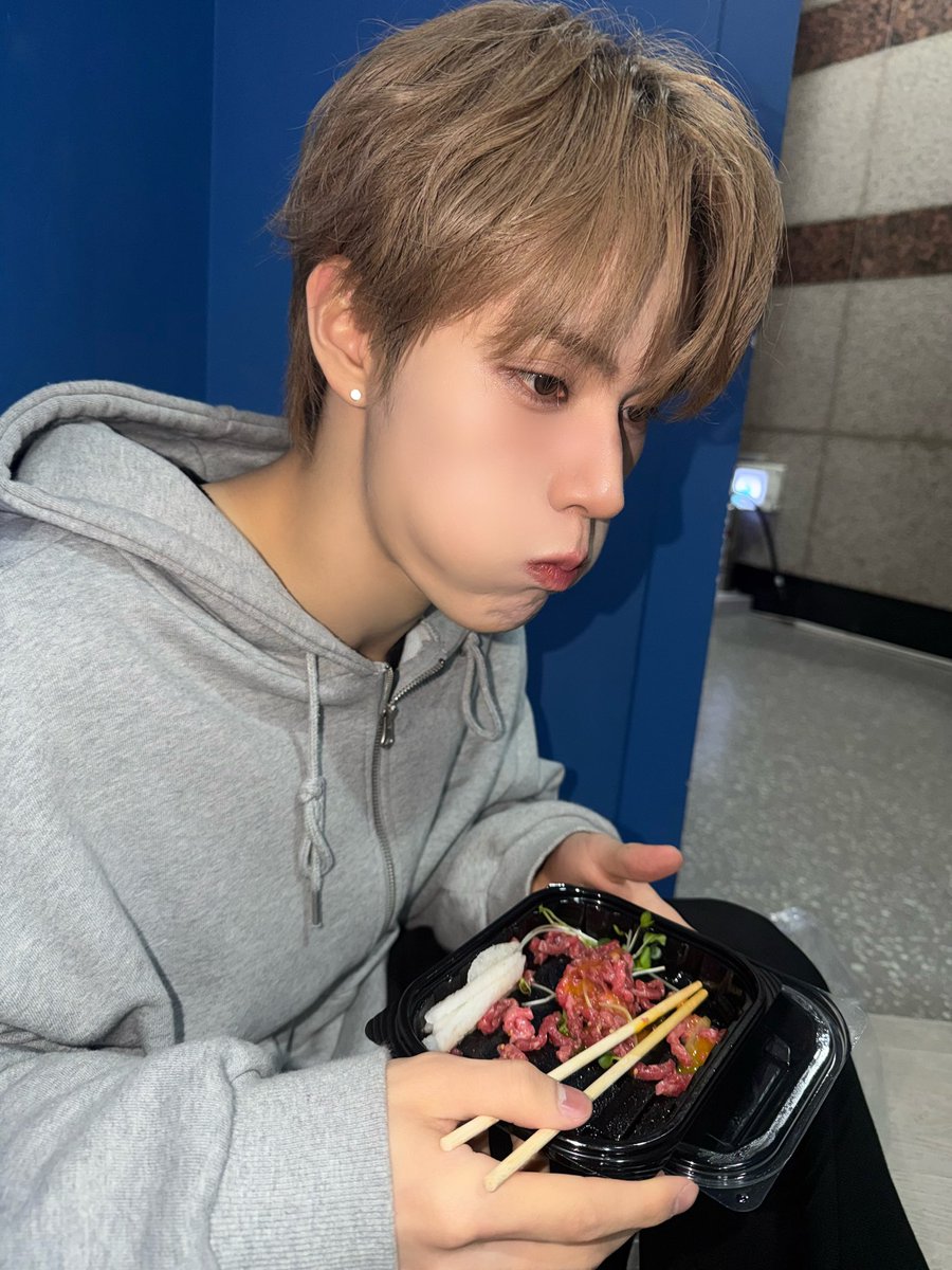 xikers_official's tweet photo. [#현우] 함.진.식 생일을 축하한다 앞으로도 노래도 열심히 하고 나한테 밥도 좀 사고 힘내도록
#xikers #싸이커스 https://t.co/8UZMSaSRoa