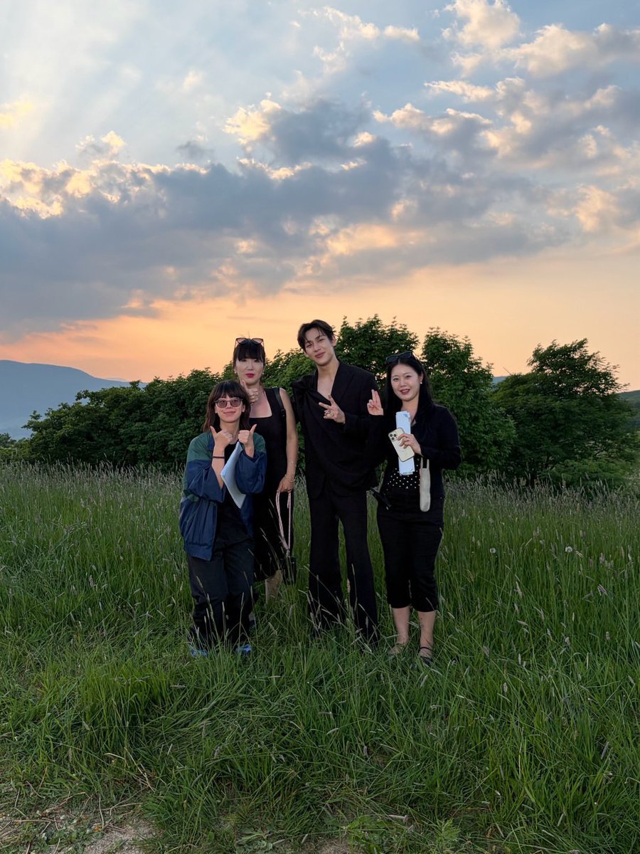 kakanpaiboon34's tweet photo. ความหล่ออาจเป็นสิ่งแรกที่หลายคนมองเห็น แต่ความอบอุ่น ความอ่อนน้อม และความใส่ใจคนรอบข้างต่างหาก ที่ทำให้ผู้คนจดจำน้องแบมได้ไม่ลืม อ่านคำชมแบบนี้ทีไรก็ยิ่งเชื่อว่า ความน่ารักของน้องเเบมไม่ได้อยู่แค่หน้ากล้อง แต่อยู่ในทุกการกระทำจริง ๆ 🥹🤍🩶🩵

#JANUAXBAMBAM
#JANUASCENTSOFSOUL
#BamBam #뱀뱀 @BamBam1A
