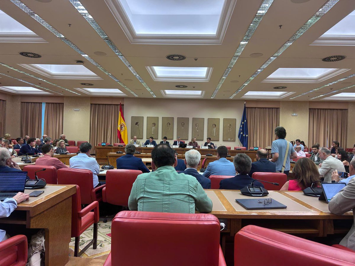 PP_Villaverde's tweet photo. Esta mañana hemos participado en las jornadas “Retos de la España Actual”, reafirmando nuestro compromiso con una política útil, centrada en las personas y preparada para dar respuesta a los grandes desafíos de España. Seguimos trabajando por un futuro mejor. 💙🇪🇸 #Villaverde https://t.co/JrlwzU5dE4