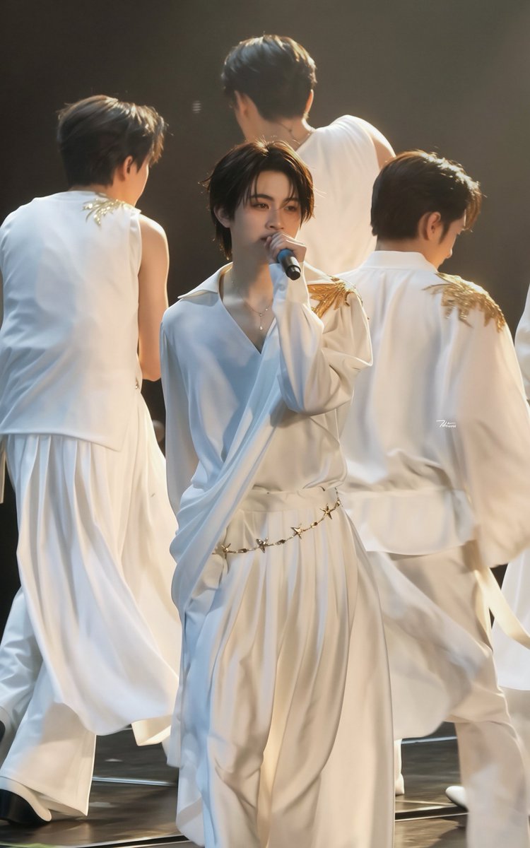 aut_ta's tweet photo. เอเอชุดขาวคือที่สุด 😭😭😭
#AAashirakorn #BUS_LIGHTASONE_D2 
#BUS_LIGHTASONE #BUSbecauseofyouishine https://t.co/nF7ZPz8m9V