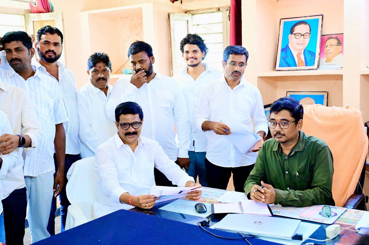 VPR_BRS's tweet photo. 👉 ఓటరు నమోదు కార్యక్రమాన్ని పకడ్బందీగా అమలు చేయాలి

👉 ప్ర��ాస్వామ్య విలువల పరిరక్షణే లక్ష్యంగా ఎస్ఐఆర్ (SSR) కార్యక్రమం

👉 డిజిటల్ నమోదు తక్కువగా ఉన్న బూత్‌లపై ప్రత్యేక దృష్టి సారించాలి

👉 పారదర్శకంగా ఓటరు జాబితాల రూపకల్పన జరగాలి

👉 దొంగ ఓట్ల ఏరివేత, అర్హులకు ఓటు హక్కు కల్పనపై బీఆర్ఎస్ పక్షాన అధికారులకు వినతులు

👉 ఓటరు నమోదు (SIR) ప్రక్రియపై భీంగల్ తాసిల్ధార్ తో సమావేశమైన ఎమ్మెల్యే శ్రీ వేముల ప్రశాంత్ రెడ్డి.

అర్హులైన ప్రతి పౌరుడికి ఓట�� హక్కు కల్పించడంతో పాటు, బోగస్ ఓట్లను అరికట్టి ప్రజాస్వామ్య విలువలను కాపాడాలని బాల్కొండ శాసనసభ్యులు శ్రీ వేముల ప్రశాంత్ రెడ్డి గారు రెవెన్యూ అధికారులను కోరారు. ఎన్నికల సంఘం చేపట్టిన ఎస్ఐఆర్ కార్యక్రమం అమలు తీరును పర్యవేక్షించిన అనంతరం తక్కువ నమోదు ఉన్న పోలింగ్ బూత్‌ల వివరాలతో కూడిన వినతిపత్రాలను బీఆర్ఎస్ (BRS) పార్టీ పక్షాన అన్ని మండలాల తహసీల్దార్లకు అందజేశారు.

ఓటరు నమోదు ప��రక్రియలో ఉన్న లోపాలను సరిదిద్దేందుకు నిన్నటి నుండి కమ్మర్‌పల్లి, మోర్తాడ్, బాల్కొండ, మెండోరా, తదితర మండలాల్లో ఎమ్మెల్యే పర్యటించారు. ఆయా మండలాల తహసీల్దార్లతో సమావేశమై స్థానికంగా ఉన్న ఇబ్బందులపై చర్చించారు. నియోజకవర్గంలో 'నో మ్యాపింగ్' (No Mapping), 'పర్మినెంట్ షిఫ్టింగ్' (Permanent Shifting) సగటు 4 శాతంగా ఉందని, అంతకంటే ఎక్కువ ఉన్న బూత్‌లను గుర్తించి అధికారులకు నివేదించారు. అలాగే, డిజిటల్ నమోదు సగటు 89 శాతంగా ఉందని, అంతకంటే తక్కువ నమోదు ఉన్న బూత్‌ల వివరాలను తహసీల్దార్లకు అందజేసి వాటిలో క్షేత్రస్థాయిలో పునఃపరిశీలన (Re-verification) చేయాలని కోరారు

ఈ రోజు భీంగల్ లో పర్యటించిన ఆయన భీమ్‌గల్ తహసీల్దార్‌తో సమావేశమై 
భీమ్‌గల్ మండలంలోని మొత్తం 56 పోలింగ్ బూత్‌లకు గాను 24 బూత్‌లలో (14+10) నమోదు ప్రక్రియ సమస్యాత్మకంగా ఉన్నట్లు గుర్తించారు.
అందులో 14 బూత్‌లలో నమోదు అత్యల్పంగా ఉండటమే కాకుండా, నో మ్యాపింగ్, ఆబ్సెంట్, పర్మినెంట్ షిఫ్టింగ్ వాల్యూస్ అత్యధికంగా ఉన్నాయని అధికారుల దృష్టికి తీసుకెళ్లారు.
మరో 10 బూత్‌లలో డిజిటల్ నమోదు 89 శాతం కంటే తక్కువగా ఉందని పేర్కొన్నారు.
ఈ 24 సమస్యాత్మక బూత్‌లపై తహసీల్దార్ ప్రత్యేక దృష్టి సారించి, వ్యక్తిగతంగా పర్యవేక్షించాలని ఎమ్మెల్యే సూచించారు. బూత్ లెవల్ అధికారులను (BLOs), బీఆర్ఎస్ పార్టీ బూత్ లెవల్ ఏజెంట్లతో (BLAs) సమన్వయం చేసుకుని ఇంటింటికీ వెళ్లి ఓటరు జాబితాలను పునఃపరిశీలన చేయాలని ఆదేశించారు.
ఈ సందర్బంగా
అర్హుడైన ఏ ఒక్క ఓటరు తన ఓటు హక్కును కోల్పోకూడదు.
ఒకే వ్యక్తికి రెండు చోట్ల ఉన్న ఓట్లను (Double votes), దొంగ ఓట్లను, మరణించిన వారి ఓట్లను జాబితా నుండి తక్షణమే తొలగించాలి.
ఎస్ఐఆర్ ప్రోగ్రామ్‌ను పూర్తి పారదర్శకంగా, సమర్థవంతంగా నిర్వహించి ప్రజాస్వామ్య విలువలను కాపాడాలి కోరుతూ బీఆర్ఎస్ పార్టీ పక్షాన నియోజకవర్గంలోని అన్ని మండల��ల తహసీల్దార్లకు సమగ్ర వివరాలతో కూడిన వినతిపత్రాలను సమర్పించినట్లు ఎమ్మెల్యే వేముల ప్రశాంత్ రెడ్డి గారు స్పష్టం చేశారు.
#brs #kcr #ktr
