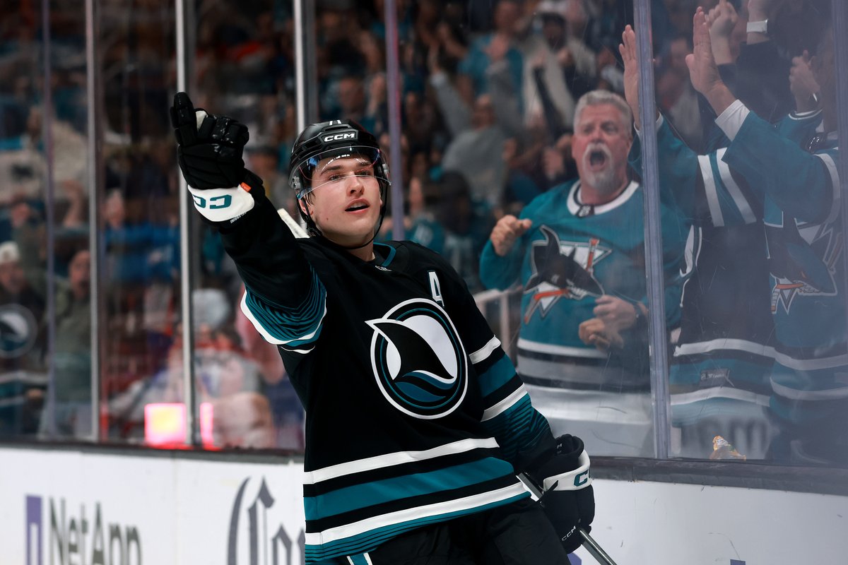 NHL's tweet photo. Macklin Celebrini in his 19-year-old sophomore season:

45 goals
70 assists
115 points https://t.co/SKI8MHr4jv