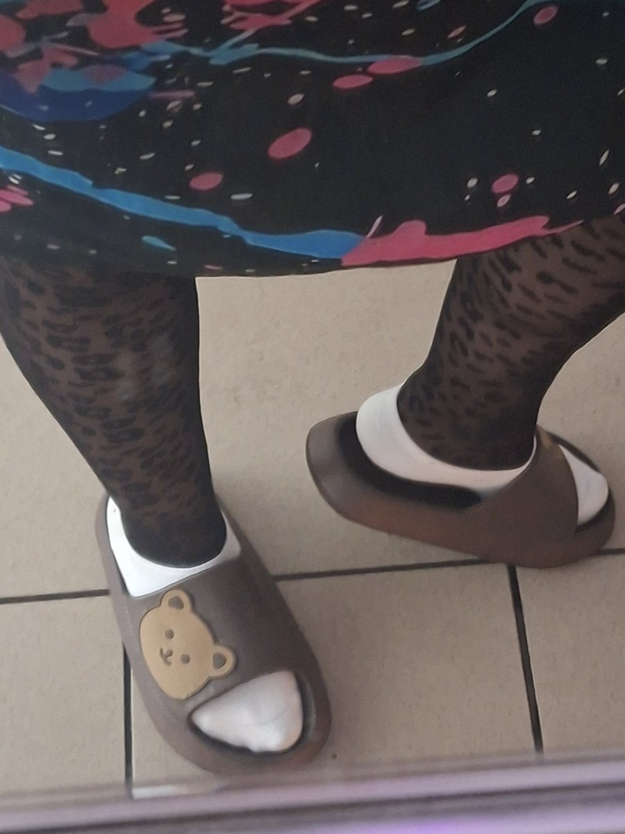 RoxyFed3r's tweet photo. Arbeiten in nylon, Stiefel und latschen alles möglich. So ihr loser, ich lass jetzt die Füße glühen !!
@modelssecret_ 
@rt_feet 
@workfeet
@nylon https://t.co/8RDDbtwAJP