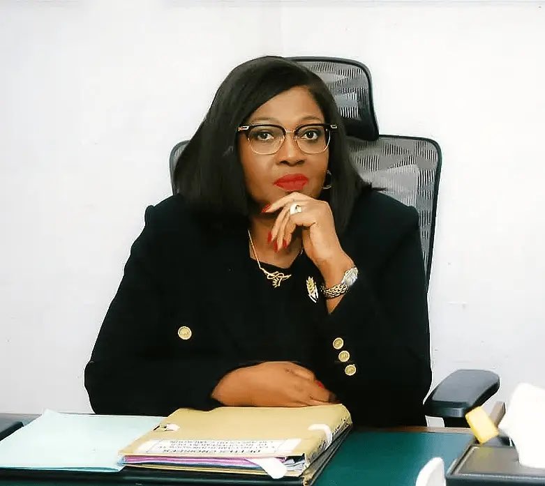 EsBi_Media's tweet photo. 🛑JUSTICE - REVERS JUDICIAIRE MAJEUR POUR LA SRC : LE TPI DE DOUALA ORDONNE LA RESTITUTION IMMÉDIATE DES BIENS DE REBECCA ENONCHONG SOUS ASTREINTE DE 5 MILLIONS DE FCFA PAR JOUR.

Le Tribunal de première instance (TPI) de Douala a tranché dans le bras de fer judiciaire opposant la femme d'affaires et figure de la tech africaine, Rebecca Enonchong, à la Société de Recouvrement des Créances du Cameroun (SRC). La juridiction a ordonné la restitution immédiate et sans condition de l'ensemble des biens saisis au siège d'AppsTech et au domicile de sa dirigeante. Pour garantir l'exécution rapide de cette décision, le tribunal a frappé l'organisme public d'une astreinte de 5 millions de FCFA par jour de retard. Cette décision judiciaire intervient quelques jours après une sortie médiatique très remarquée. Le 21 juillet dernier, entourée de son collège d'avocats à Douala, Rebecca Enonchong a brisé le silence pour dénoncer les méthodes de la SRC. L'entrepreneure qualifie cette saisie d'opération arbitraire, ciblant délibérément son entreprise AppsTech sous le couvert de motivations politiques.

Au-delà de la contestation sur le fond la défense soutenant catégoriquement qu'AppsTech ne doit pas le moindre centime à l'État ni à la SRC, c'est le déroulement de la procédure qui a révélé de graves lacunes juridiques. Les avocats de la défense, menés par Me Sylvain Oum, ont étalé devant la presse et le tribunal une série de manquements flagrants aux règles du code de procédure civile et des voies d'exécution OHADA : Absence de titre exécutoire légal : En l'absence de décision judiciaire préalable ou de titre exécutoire officiel attestant d'une créance réelle, la SRC a recouru à un mécanisme interne appelé « contrainte ». Ce procédé, auto-délivré par l'organisme public, lui a permis de créer son propre titre pour enclencher le recouvrement forcé. Non-respect des délais de réponse : La législation accorde obligatoirement un délai légal au débiteur présumé après la notification d'une sommation de payer, afin de lui permettre de contester ou d'apporter des preuves. Ce délai a été purement et simplement ignoré. 

Inversion manifeste de la chronologie légale : L'élément le plus incriminant réside dans les dates affichées sur les actes officiels présentés par la défense. « Ils ont sauté tellement d'étapes. Même s'il y avait une créance, et j'insiste sur le fait qu'on n'est redevable de rien, cela ne se passe pas comme ça. Les contraintes ont été signées le 13 février 2026, alors que nous n'avons reçu la sommation que le 19 février 2026. La décision d'exécuter a donc été actée avant même que la sommation ne soit notifiée ». Me Sylvain Oum, avocat de Rebecca Enonchong. En imposing une pénalité financière de 5 millions de FCFA par jour d'inexécution, le TPI de Douala remet la légalité procédurale au centre du dossier. Pour la SRC, chaque jour de retard dans la restitution des équipements et biens saisis représente un coût financier direct prélevé sur les deniers de l'État. Pour AppsTech et Rebecca Enonchong, ce jugement constitue un premier désaveu juridique majeur à l'encontre des méthodes d'exécution forcée employées par la SRC.

#EsbiMedia