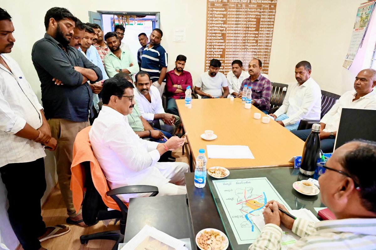 VPR_BRS's tweet photo. 👉 ఓటరు నమోదు కార్యక్రమాన్ని పకడ్బందీగా అమలు చేయాలి

👉 ప్రజాస్వామ్య విలువల పరిరక్షణే లక్ష్యంగా ఎస్ఐఆర్ (SSR) కార్యక్రమం

👉 డిజిటల్ నమోదు తక్కువగా ఉన్న బూత్‌లపై ప్రత్యేక దృష్టి సారించాలి

👉 పారదర్శకంగా ఓటరు జాబితాల రూపకల్పన జరగాలి

👉 దొం�� ఓట్ల ఏరివేత, అర్హులకు ఓటు హక్కు కల్పనపై బీఆర్ఎస్ పక్షాన అధికారులకు వినతులు

👉 ఓటరు నమోదు (SIR) ప్రక్రియపై  వేల్పూర్ తాసిల్ధార్ తో సమావేశమైన ఎమ్మెల్యే శ్రీ వేముల ప్రశాంత్ రెడ్డి.

అర్హులైన ప్రతి పౌరుడికి ఓటు హక్కు కల్పించడంతో పాటు, బోగస్ ఓట్లను అరికట్టి ప్రజాస్వామ్య విలువలను కాపాడాలని బాల్కొండ శాసనసభ్యులు శ్రీ వేముల ప్రశాంత్ రెడ్డి గారు రెవెన్యూ అధికారులను కోరారు. ఎన్నికల సంఘం ��ేపట్టిన ఎస్ఐఆర్ కార్యక్రమం అమలు తీరును పర్యవేక్షించిన అనంతరం తక్కువ నమోదు ఉన్న పోలింగ్ బూత్‌ల వివరాలతో కూడిన వినతిపత్రాలను బీఆర్ఎస్ (BRS) పార్టీ పక్షాన అన్ని మండలాల తహసీల్దార్లకు అందజేశారు.

ఓటరు నమోదు ప్రక్రియలో ఉన్న లోపాలను సరిదిద్దేందుకు నిన్నటి నుండి కమ్మర్‌పల్లి, మోర్తాడ్, బాల్కొండ, మెండోరా, తదితర మండలాల్లో ఎమ్మెల్యే పర్యటించారు. ఆయా మండలాల తహసీల్దార్లతో సమావేశమై స్థానికంగా ఉన్న ఇబ్బందులపై చర్చించారు. నియోజకవర్గంలో 'నో మ్యాపింగ్' (No Mapping), '��ర్మినెంట్ షిఫ్టింగ్' (Permanent Shifting) సగటు 4 శాతంగా ఉందని, అంతకంటే ఎక్కువ ఉన్న బూత్‌లను గుర్తించి అధికారులకు నివేదించారు. అలాగే, డిజిటల్ నమోదు సగటు 89 శాతంగా ఉందని, అంతకంటే తక్కువ నమోదు ఉన్న బూత్‌ల వివరాలను తహసీల్దార్లకు అందజేసి వాటిలో క్షేత్రస్థాయిలో పునఃపరిశీలన (Re-verification) చేయాలని కోరారు

ఈ రోజు వేల్పూర్ మండలంలో పర్యటించిన ఆయన వేల్పూర్ తహసీల్దార్‌తో సమావేశమై  వేల్పూర్ మండలంలో కూడా ఓటరు నమ��దు శాతం తక్కువగా ఉన్న బూత్ ల వివరాలను రెవెన్యూ అధికారులకు అందజేసి ఇంకా సమయం ఉన్నందున అర్హులైన ఒక్క ఓటరు కి అన్యాయం జరగకుండా ఓటరు నమోదు శాతం పెంచేలా చర్యలు తీసుకోవాలని కోరారు.

ఈ సందర్బంగా
అర్హుడైన ఏ ఒక్క ఓటరు తన ఓటు హక్కును కోల్పోకూడదు.
ఒకే వ్యక్తికి రెండు చోట్ల ఉన్న ఓట్లను (Double votes), దొంగ ఓట్లను, మరణించిన వారి ఓట్లను జాబితా నుండి తక్షణమే తొలగించాలి.
ఎస్ఐఆర్ ప్రోగ్రామ్‌ను పూర్తి పా���దర్శకంగా, సమర్థవంతంగా నిర్వహించి ప్రజాస్వామ్య విలువలను కాపాడాలి కోరుతూ బీఆర్ఎస్ పార్టీ పక్షాన నియోజకవర్గంలోని అన్ని మండలాల తహసీల్దార్లకు సమగ్ర వివరాలతో కూడిన వినతిపత్రాలను సమర్పించినట్లు ఎమ్మెల్యే వేముల ప్రశాంత్ రెడ్డి గారు స్పష్టం చేశారు.
#brs #kcr #ktr