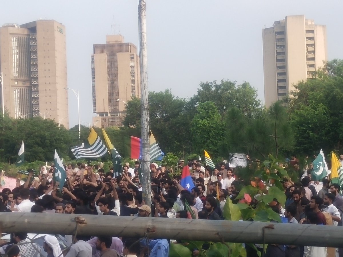 RustamSatti4's tweet photo. طلباء کا احتجاج 
جڑواں شہروں کے طلباء نے آزاد کشمیر کی صورتحال پر احتجاجی مظاہرہ کیا، مظاہرین نے تمام مسائل مزاکرات کی میز پر بیٹھ کر حل کرنے کا مطالبہ کرتے ہوئے کہا کہ بنیادی حقوق کیلئے احتجاج جرم نہیں ہے https://t.co/aRLRdopmU6