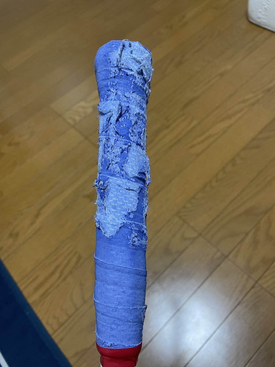 chico5735's tweet photo. トーナグリップでたまに使用して30分でこんな感じになるの何なの？？
製品ロットでの当たりハズレ？それとも店頭で並べられてる時間による劣化？

なんにせよあと2巻もこのレベルのがあるって考えると萎える。 https://t.co/FcOaznsnvj