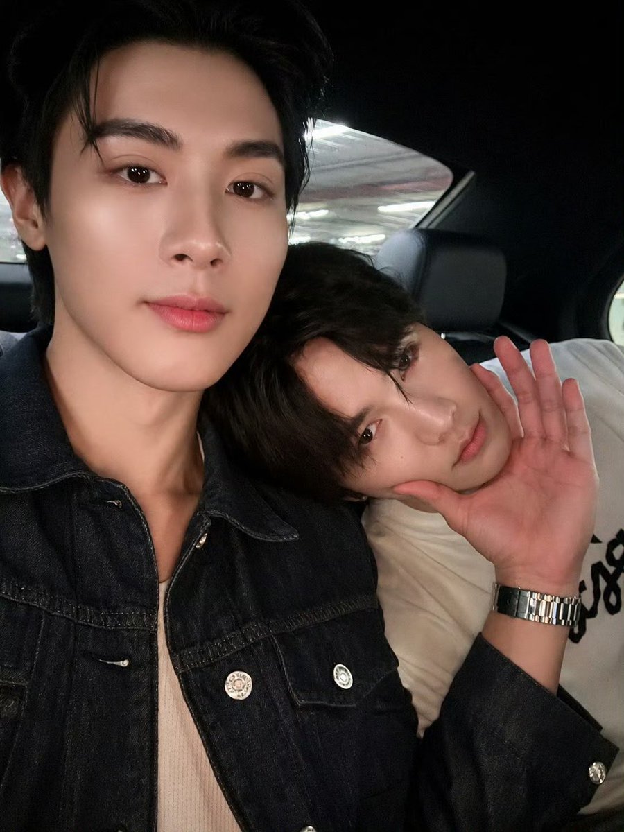 kittynaniez's tweet photo. it’s like there’s a magnet in toptap’s shoulder that keeps pulling minlee’s head https://t.co/d3vJ2j1LTt
