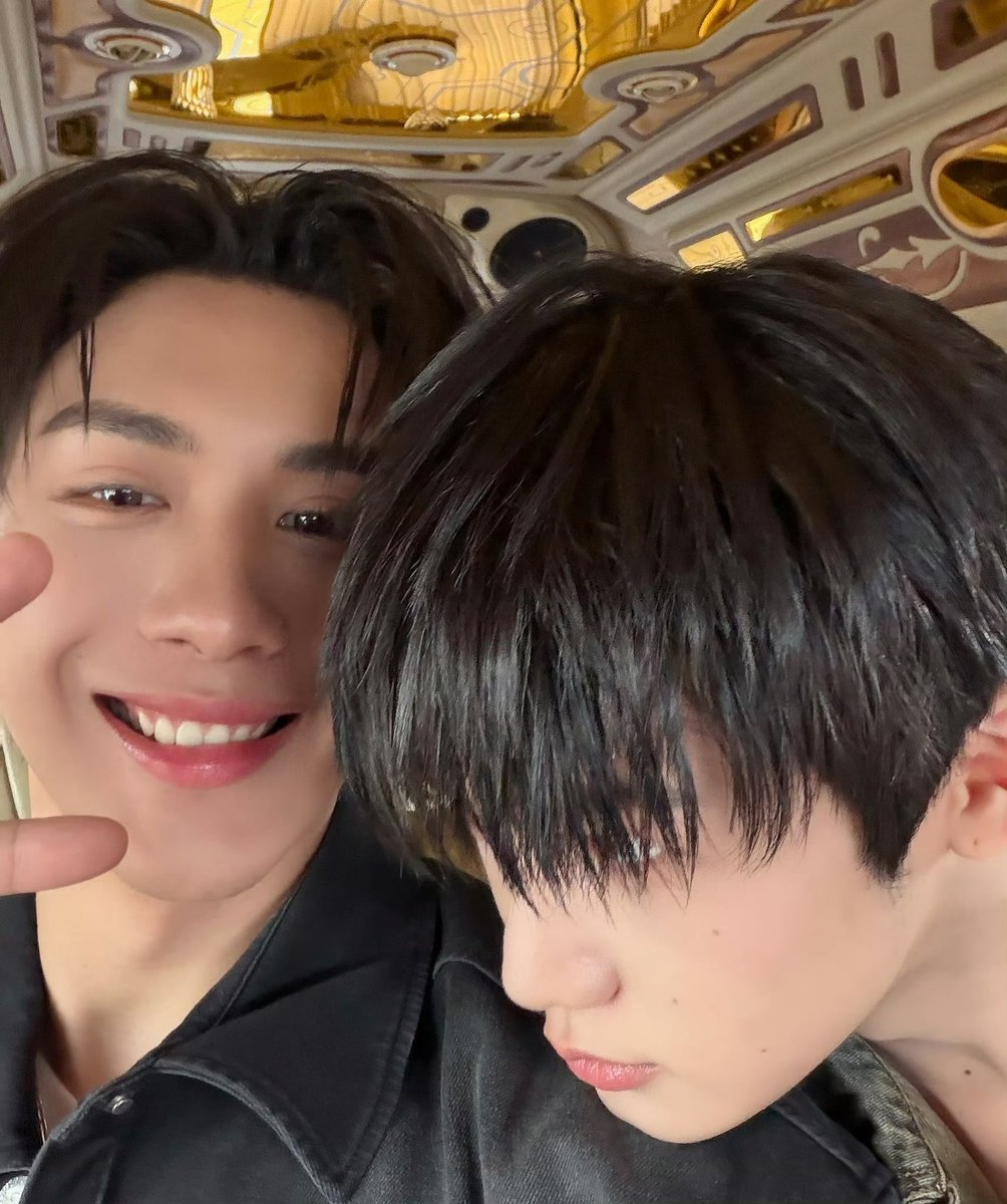 kittynaniez's tweet photo. it’s like there’s a magnet in toptap’s shoulder that keeps pulling minlee’s head https://t.co/d3vJ2j1LTt
