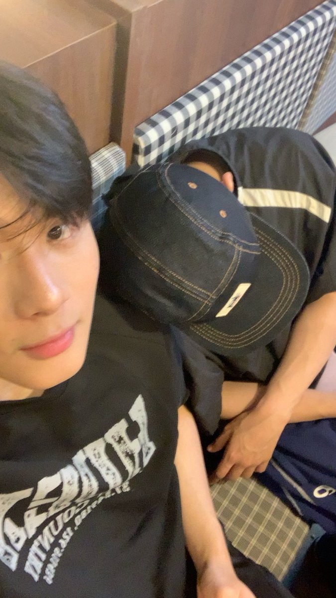 kittynaniez's tweet photo. it’s like there’s a magnet in toptap’s shoulder that keeps pulling minlee’s head https://t.co/d3vJ2j1LTt