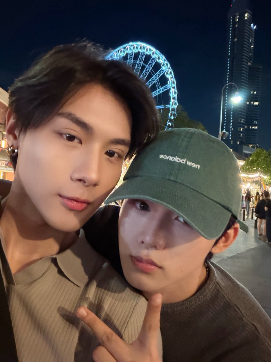 kittynaniez's tweet photo. it’s like there’s a magnet in toptap’s shoulder that keeps pulling minlee’s head https://t.co/d3vJ2j1LTt