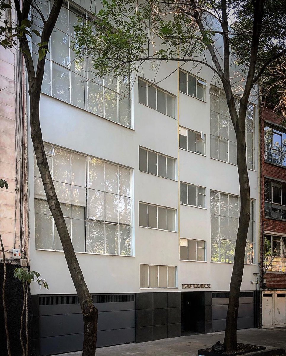 hectorvelazhv's tweet photo. Luis Barragán y Max Cetto: así es el interior de un departamento a doble altura, que se encuentra en perfectas condiciones. https://t.co/MU2EDu5hp8