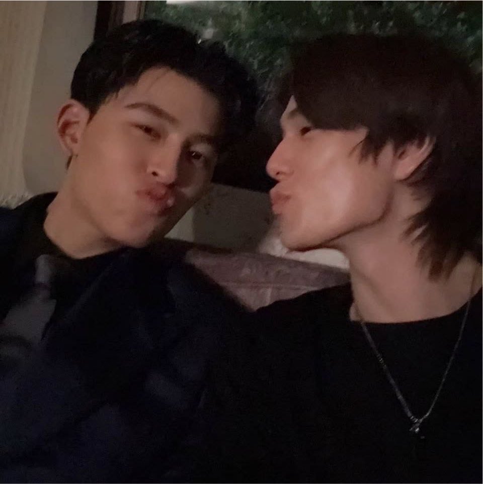 ppwdiariesx's tweet photo. me and my bias 🖤 https://t.co/E8CS91TPSm