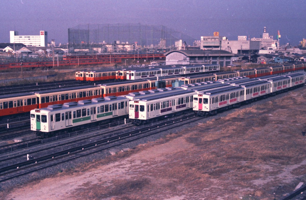 takamatsubus's tweet photo. 大阪市営地下鉄900.5000の並び　後ろは103系です https://t.co/EIeUlorHkB