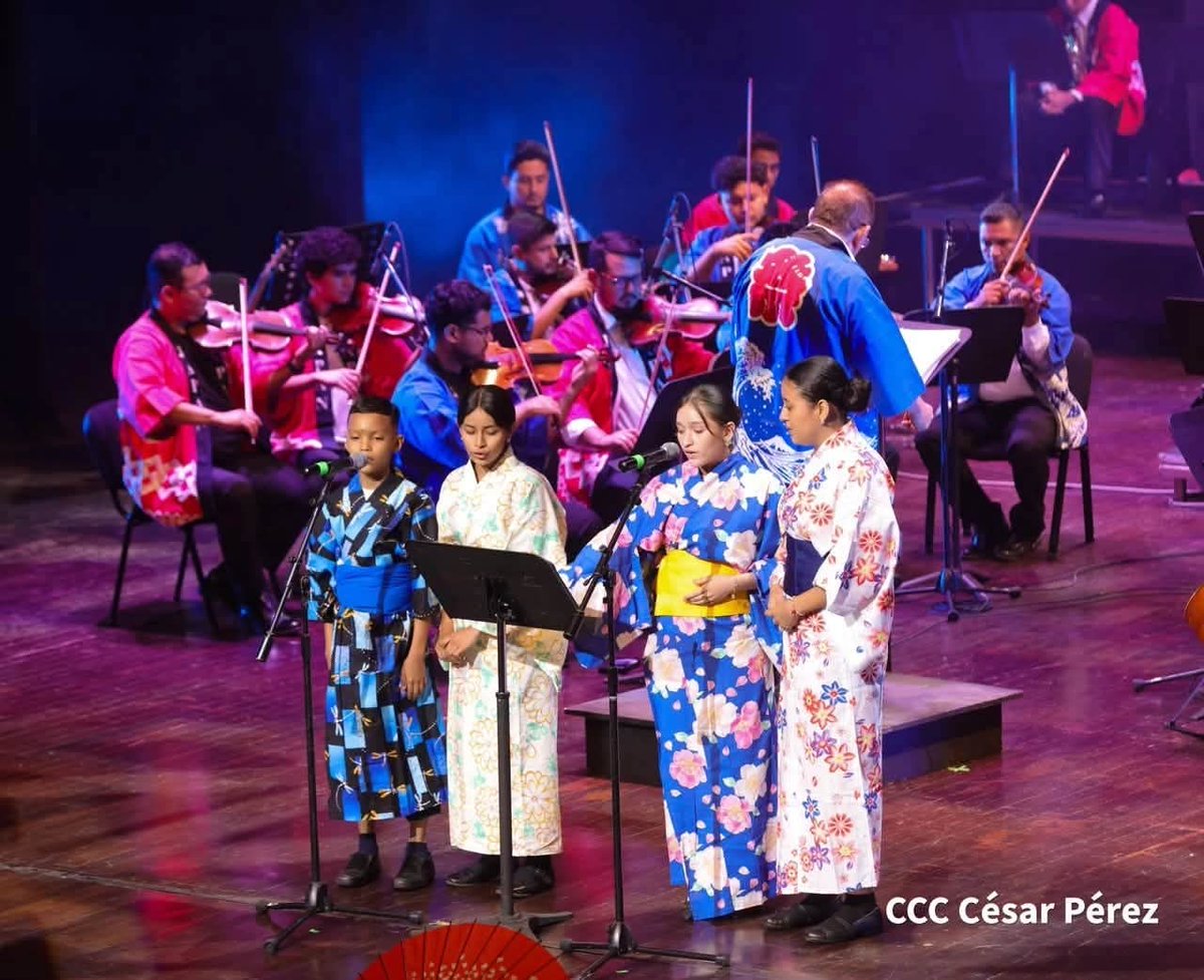 db_nicaragua's tweet photo. 🎼🇯🇵 La música japonesa cautivó a más de 2,000 nicaragüenses durante la segunda edición del Concierto de Música Japonesa, celebrado en el Teatro Nacional Rubén Darío, fortaleciendo el intercambio cultural y los lazos de amistad entre Nicaragua y Japón 🎤🎸🪗
#Japón
#TNRD https://t.co/5AtHRCVYyw