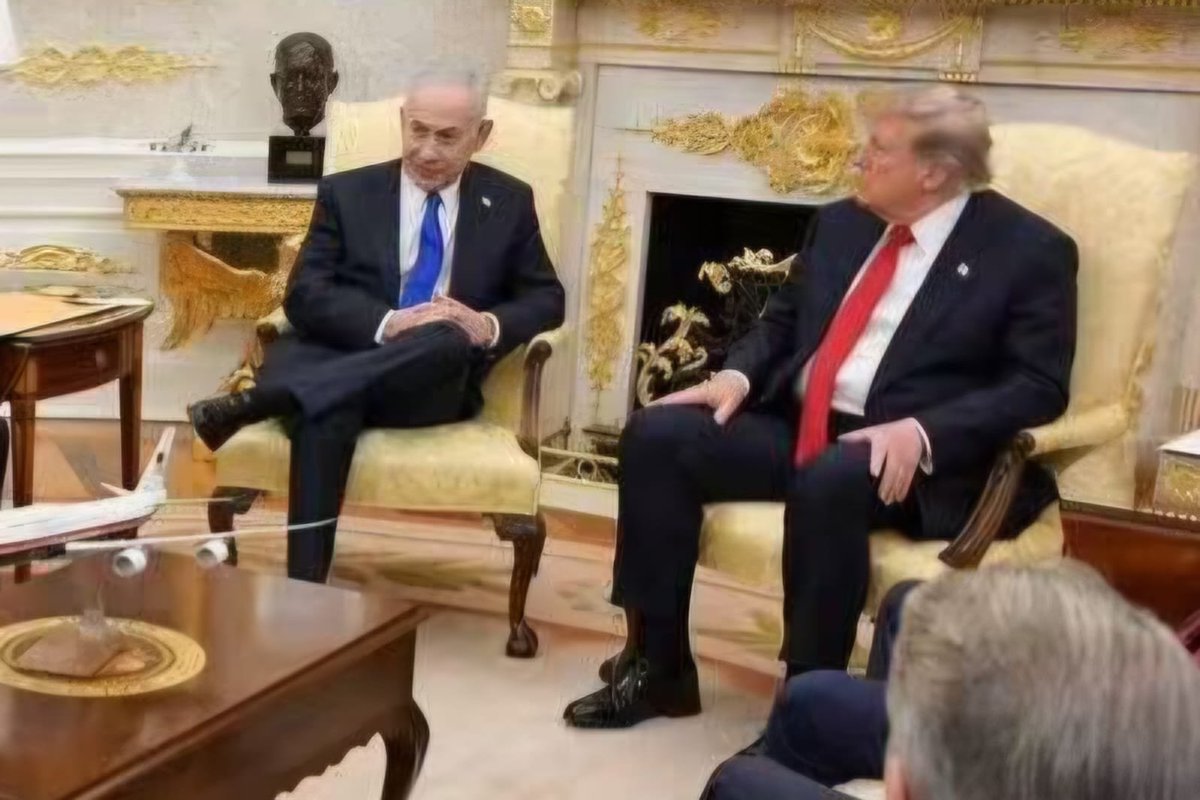 AliAkinCaba's tweet photo. Bu Resim Karesi, Kiminin Patron Olduğunu Gösteriyor!!!

#Patron #Netenyahu 

#ABD Başkanı #Trump, #Siyonis İsrail’in Uşağı Durumundadır. #İsrail ne diyor ve ne istiyorsa ABD yapmak zorundadır... https://t.co/tqIIgSVPYK