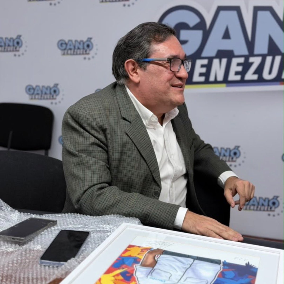 jpariacano's tweet photo. 🚨 ACTUALIZACIÓN | ESTADO DE SALUD DE HENRY ALVIAREZ

De manera extraoficial se pudo conocer que el coordinador nacional de Vente Venezuela, Henry Alviarez, presentó una fractura de clavícula y una fractura de una costilla tras el accidente de motocicleta ocurrido este miércoles en Caracas.

Debido a las lesiones, tuvo que ser intervenido quirúrgicamente y permanecerá en reposo durante los próximos días mientras cumple su proceso de recuperación.

Afortunadamente, no presenta lesiones que comprometan su estado general de salud y su evolución es favorable.

Seguiremos informando.