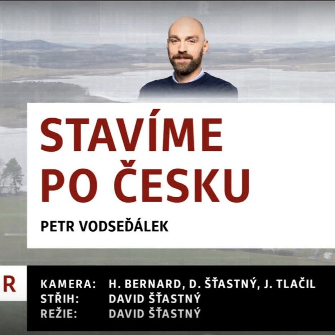 ReporteriCT's tweet photo. Dělníci začali bourat nelegální stavbu náměstkyně jihočeského hejtmana. Úřady se problémem intenzivně zabývaly až poté, co o věci letos v únoru informovali Reportéři ČT.
1/2 https://t.co/oXZjXm1E68
