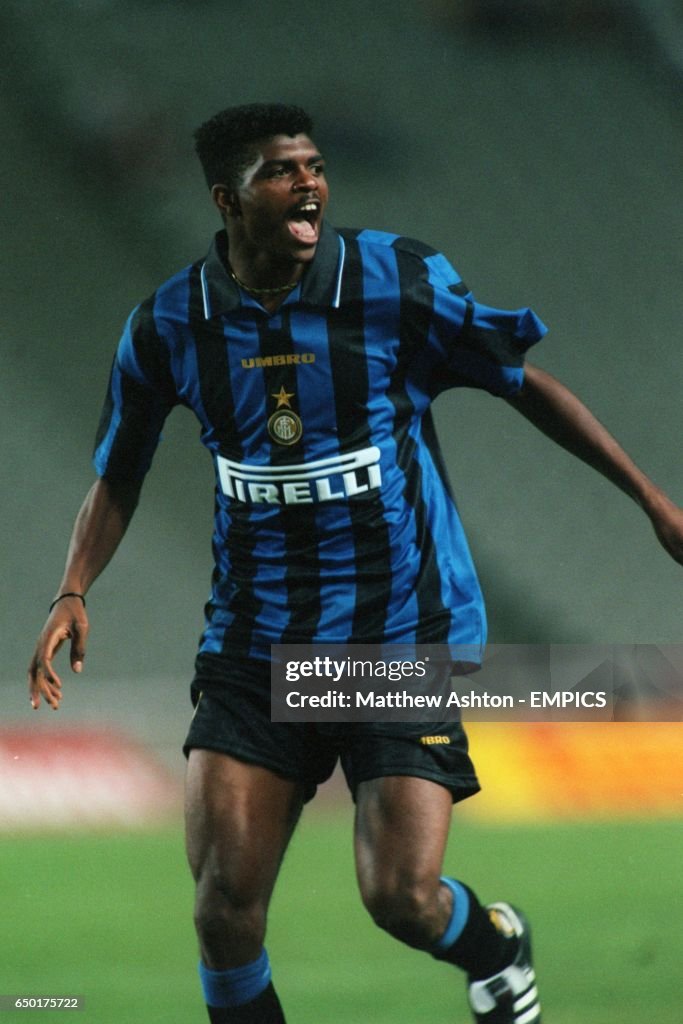 AllFootballfans's tweet photo. @GunnerPuls Hoo men, very simple: it's just Nwankwo Kanu, unstoppable man 🔥👊🤩 https://t.co/Qrj8CAc6Wo