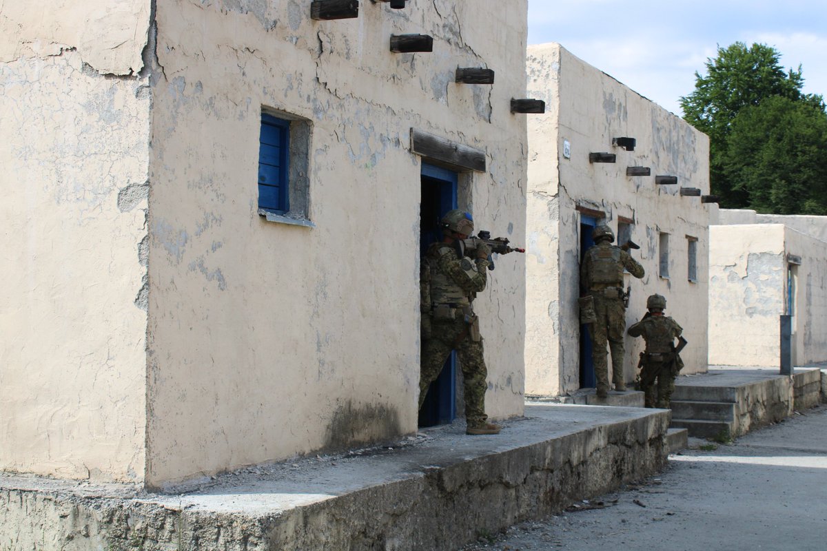 emgfa_oficial's tweet photo. Os militares portugueses em missão na Eslováquia participaram no segundo exercício da série FIBUA (Fighting in Built-Up Areas), no Centro de Treino de Lest 🇸🇰
Mais em https://t.co/h3hC3yP1xG
#ForçasArmadasPortuguesas #4FNDSUBAGRSVK #FIBUA https://t.co/h6akccAF2R