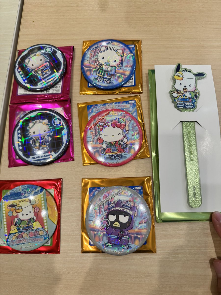 knt853's tweet photo. サンリオピューロランド ネオナツマツリ
ネオエンニチ 缶バッジ アクリルステッキ 交換

譲:焼きそば➞ダニエル、キティ、バツ丸
     かき氷➞ポチャッコ
     わなげ➞ダニエル×2

求:同種 ポムポムプリン＞ぐでたま

郵送にて交換 https://t.co/fQ1lucxgWz