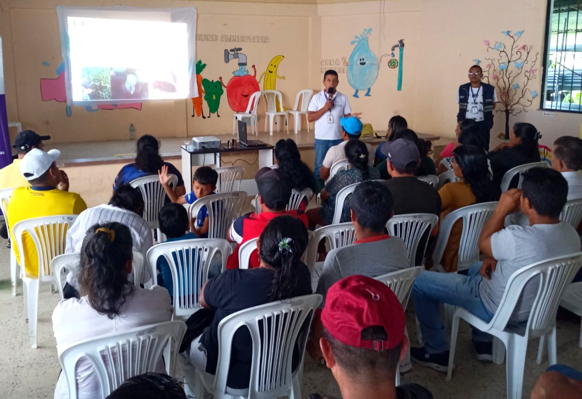 Agricultura_CZ4's tweet photo. #SantoDomingo | En coordinación con @AgrocalidadZ4, realizamos un taller de capacitación para caficultores del recinto Las Mercedes sobre las Medidas de prevención y control de la enfermedad (Xylella fastidiosa) 🌳🌱 #GobiernoDelEcuador https://t.co/X49OgYBnp6