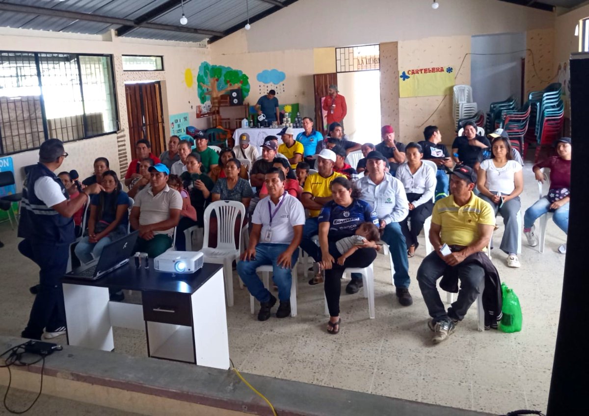 Agricultura_CZ4's tweet photo. #SantoDomingo | En coordinación con @AgrocalidadZ4, realizamos un taller de capacitación para caficultores del recinto Las Mercedes sobre las Medidas de prevención y control de la enfermedad (Xylella fastidiosa) 🌳🌱 #GobiernoDelEcuador https://t.co/X49OgYBnp6