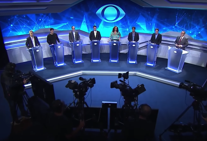 republiqueBRA's tweet photo. 🎯 🤬 Na avaliação de aliados de Flávio Bolsonaro, ele ficaria vulnerável aos ataques dos demais candidatos da direita, como Renan Santos, Ronaldo Caiado e Romeu Zema, em debates sem a participação de Lula. https://t.co/ndoUICFwr4